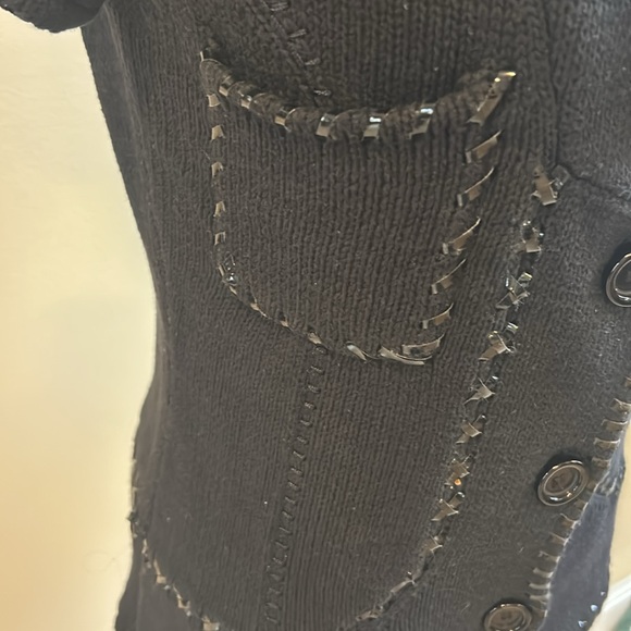 Black sweater vest with trim - Picture 4 of 9